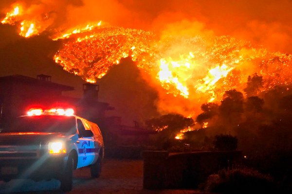 加州野火上月底爆發後持續延燒。   圖 : 翻攝自推特