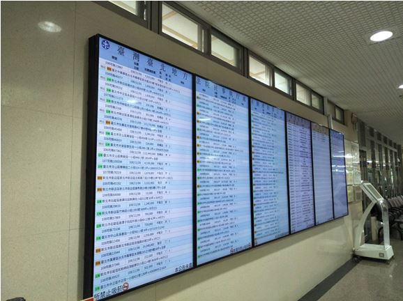 台北地方法院今年2月14日即啟用拍賣室旁的6面電子看板1.0版。   圖：台北地方法院／提供