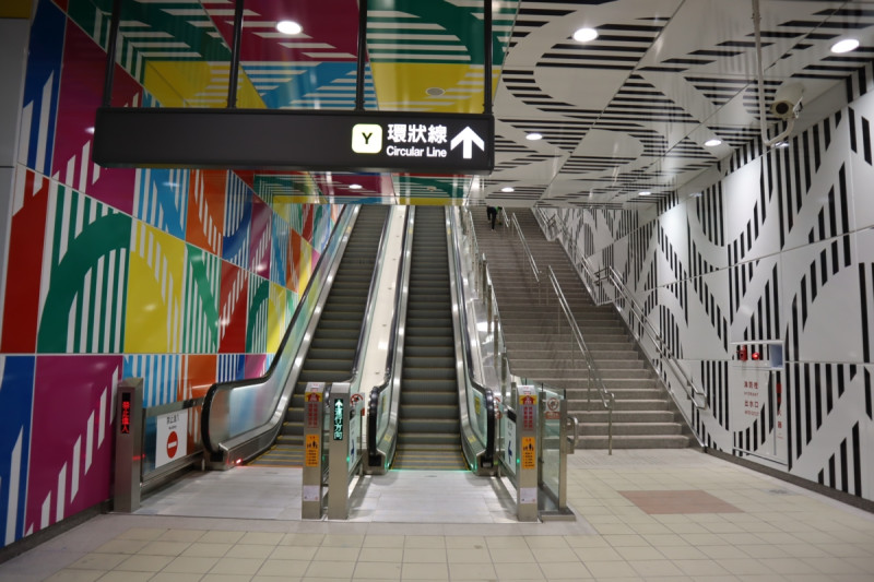 環狀線Y15板橋站邀請法國藝術家丹尼爾‧布罕出手，將整座車站打造成七彩寶盒。   圖：新北市政府捷運工程局／提供