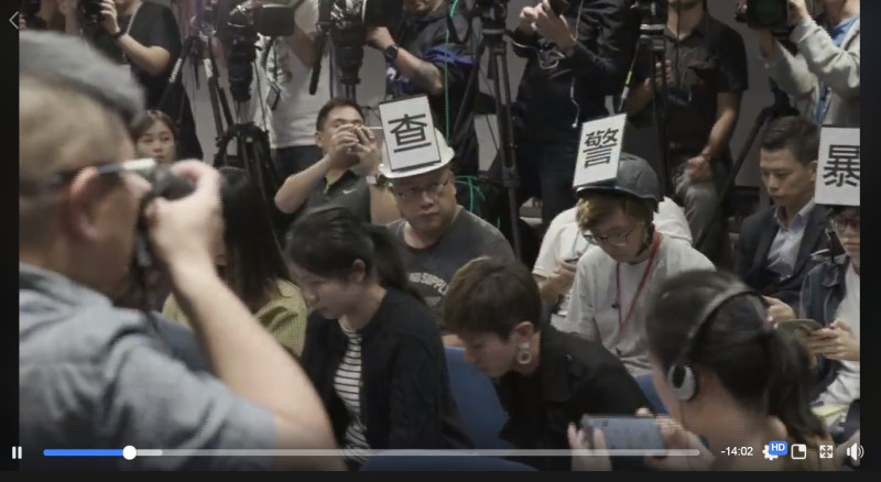 港警例行記者會，6名記者分別戴上貼有「查警暴止警謊」6字的頭盔出席。港警要求除下離席無效，直接取消記者會。   圖：翻攝政府新聞網臉書