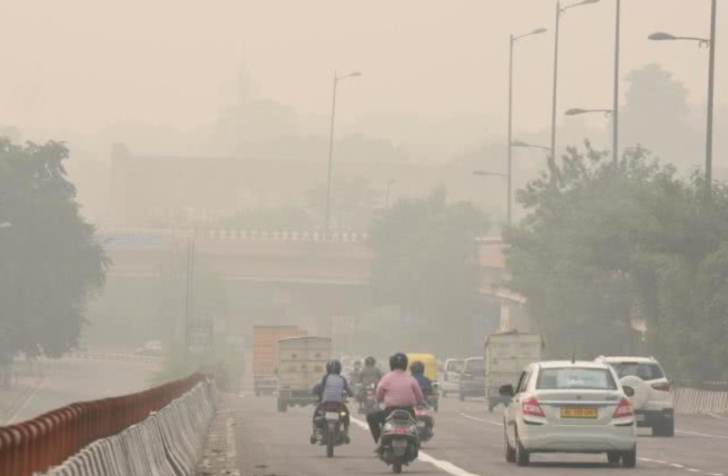 印度空汙嚴重，天空被濃煙覆蓋，空氣品質極差。   圖：翻攝自騰訊新聞網