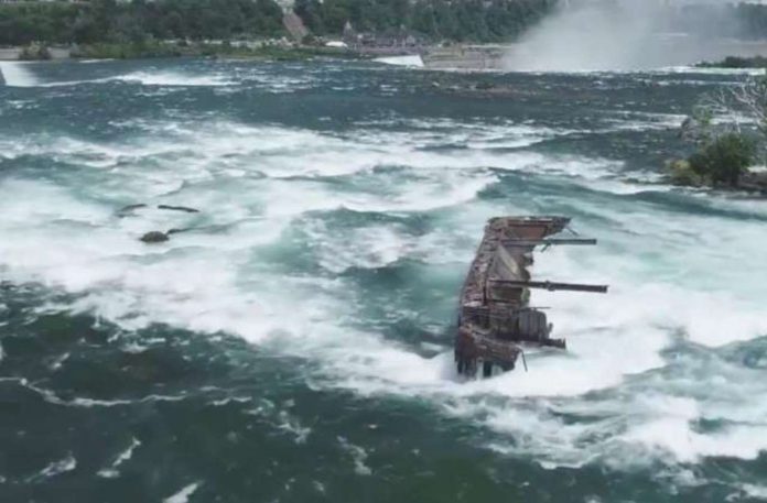 尼加拉瓜河中擱淺超過百年的鐵駁船。   圖／翻攝自影片