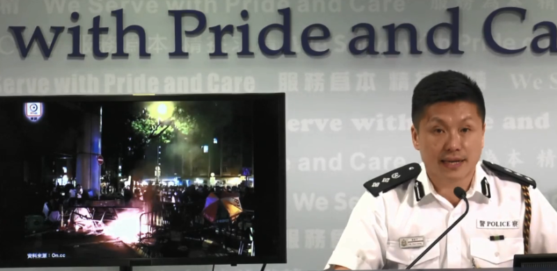 港警今天因有記者頭戴抗議標語而取消記者會，改採臉書直播。   圖：翻攝香港警察臉書