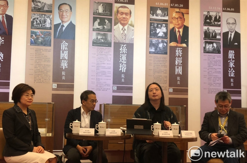 行政院政務委員唐鳳（右2）今（5）日上午和媒體進行茶敘。   圖：謝莉慧/攝