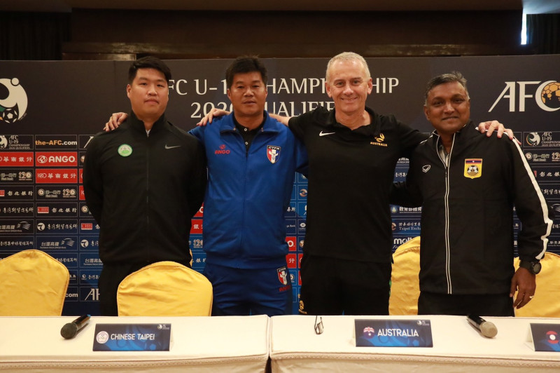 賽前記者會，澳門總教練LIU KIN CHOU（左起）、中華隊總教練陳俊明、澳洲隊總教練Gary Van Egmond以及寮國總教練V SUNDRAM MOORTH。   圖／中華足協提供