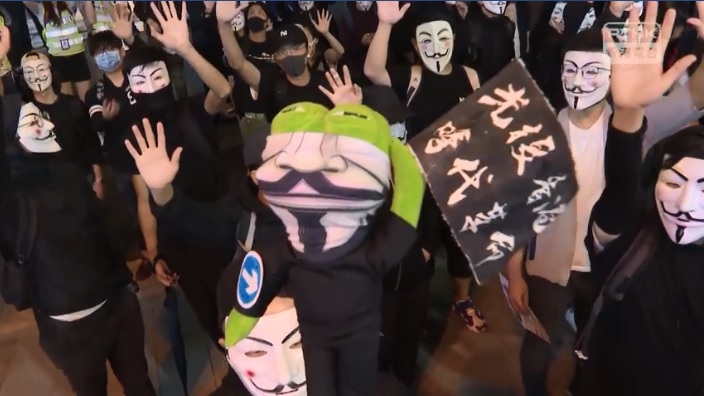 大批香港民眾曾身穿黑衣及戴上電影「V怪客」面具在尖沙咀市政局百周年紀念花園聚集。   圖：翻攝RTHK  VNEWS臉書