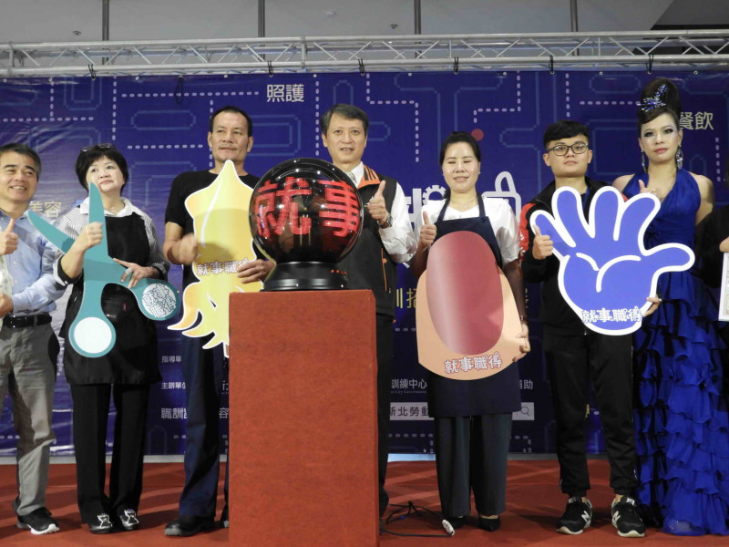 新北勞工局長陳瑞嘉（左四）、副局長吳仁煜（左一）與五位傑出職訓結訓學員，為職訓成果展宣傳。    圖：王峻昌/攝 