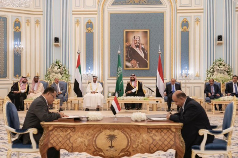 沙烏地阿拉伯駐美大使館公布葉門政府與叛軍簽署《利雅德協議》消息，後排中為沙國王儲本·薩勒曼。   圖：翻攝自沙烏地阿拉伯駐美大使館推特