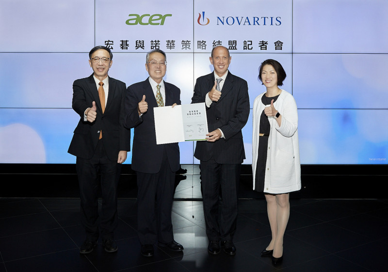 台灣諾華與宏碁公司5日宣布雙方簽訂合作備忘錄（MOU）。宏碁創辦人暨榮譽董事長施振榮（左二）、宏碁技術長張瑞川（左一）、諾華亞太區總裁 Alexis Serlin（右二）、諾華台灣總裁謝麗娟（右一）。（acer提供）   