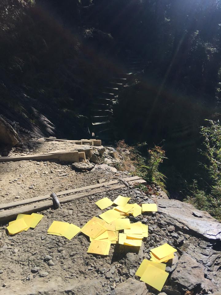 玉山主峰步道日前被發現遭山友亂撒冥紙。   圖：玉山國家公園管理處／提供