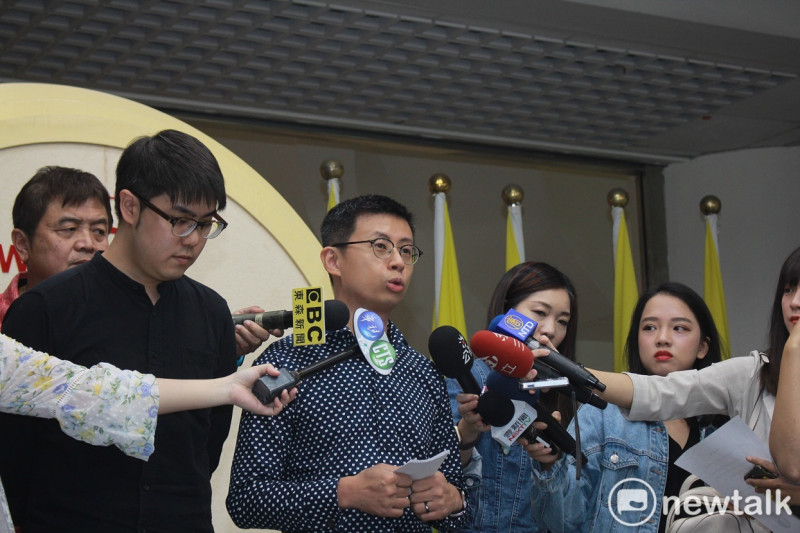 昨日宣布成立「歡樂無法黨」，台北市議員「呱吉」邱威傑今(6)日與張志祺一同召開記者會。   圖：周煊惠／攝