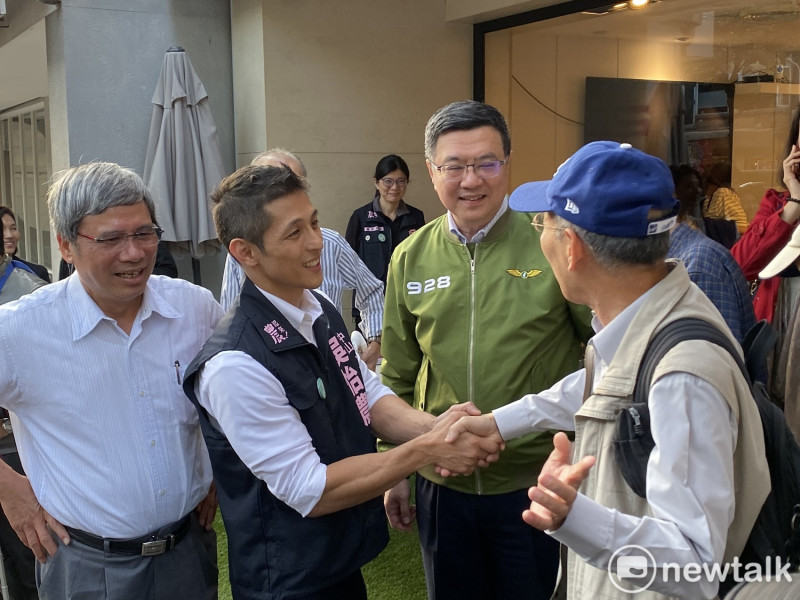 民進黨主席卓榮泰（右2）今日出席立委參選人吳怡農（左2）的「與農有約」座談。   圖：周煊惠 ／攝