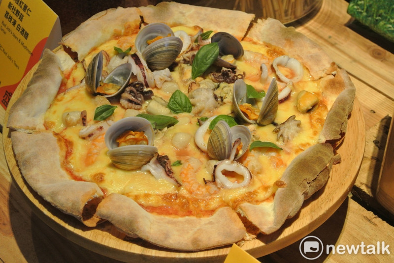 這道菜名為「海上男兒風格的披薩」。   圖 : 唐復年/攝