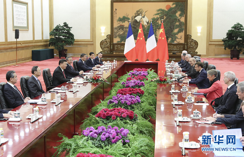 法國總統馬克宏二度訪中，與習近平共同見證多項合作文件的簽署。   圖：翻攝新華網