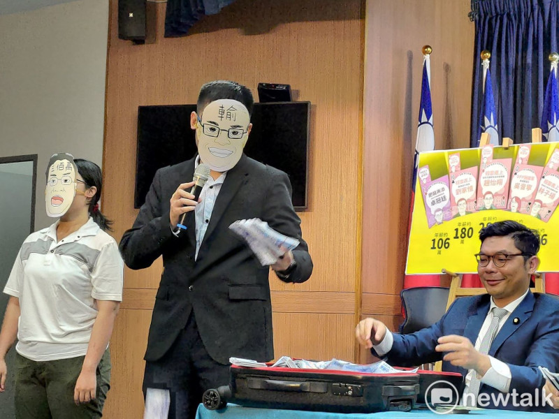 國民黨召開記者會，以行動劇諷刺蔡政府。   圖：黃建豪/攝
