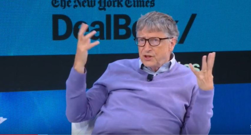 比爾蓋茲今出席《紐約時報》舉辦的DealBook論壇，微軟的手機作業系統本來能取代Android。   圖：翻攝自 CNBC Television
