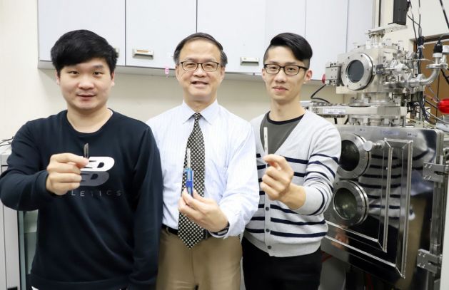 台灣科技大學材料系教授朱瑾（中）帶領研究團隊，將金屬玻璃鍍層應用於醫療刀具上，讓刀具表面光滑、不沾黏，摩擦力變小，銳利度提升。   圖：台科大／提供