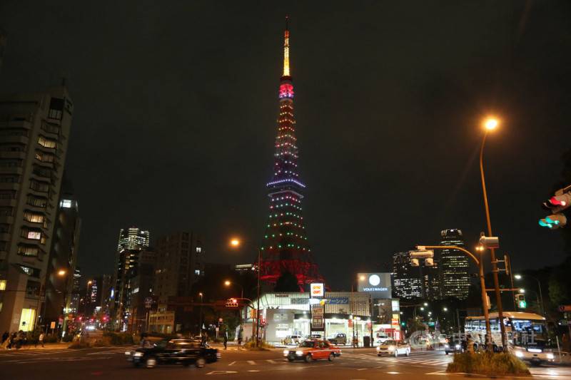東京鐵塔7日實施迎接令和新時代的新點燈，主題為「無限鑽石面紗」。   圖：中央社