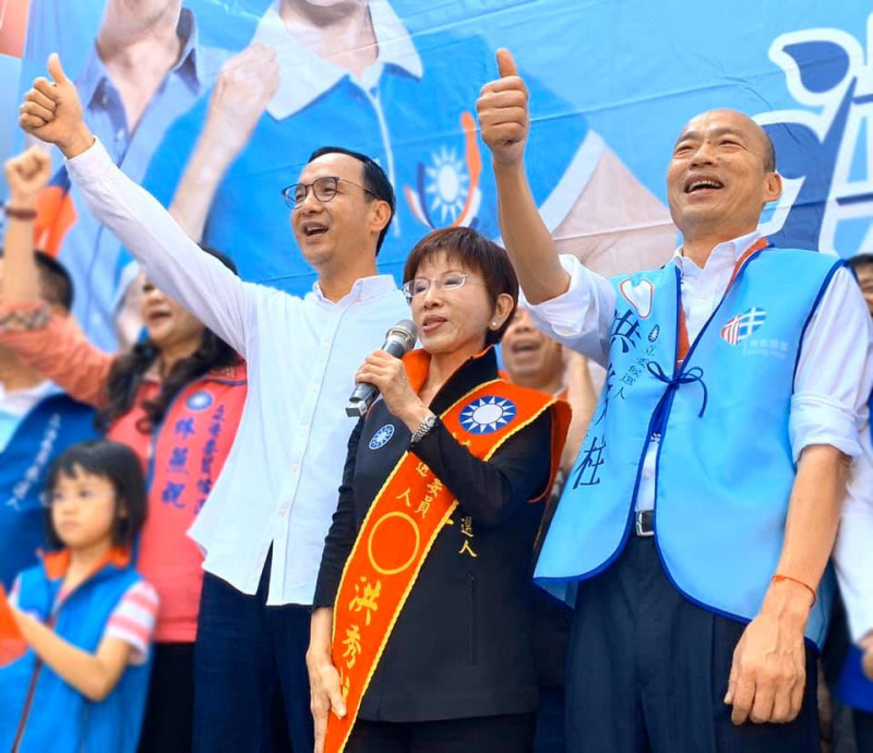 朱立倫（前排左起）現身洪秀柱台南競選總部成立大會，與總統參選人韓國瑜力挺「柱柱姐」。   圖：翻攝自朱立倫臉書