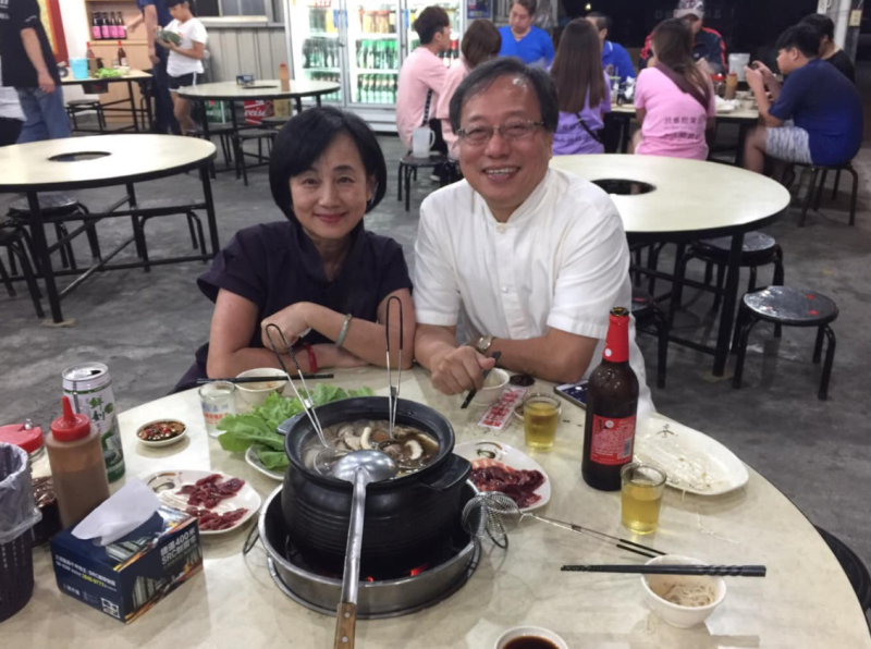 全國公務人員協會榮譽理事長李來希分享與家人共享薑母鴨大餐的照片，卻引發爭議   圖：翻攝自李來希臉書