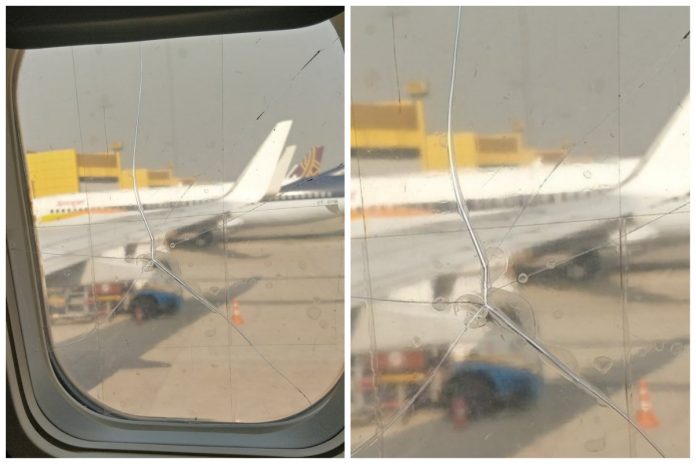 一名乘客搭乘印度廉航「香料航空」時，發現窗戶有個大裂痕。   圖：翻攝自 @mahamosam 推特