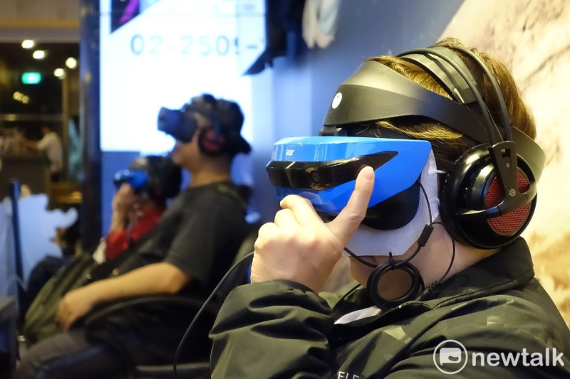 「8K立體VR地球劇院」帶來強烈的感官衝擊，讓體驗者驚呼連連！   圖：郜敏／攝