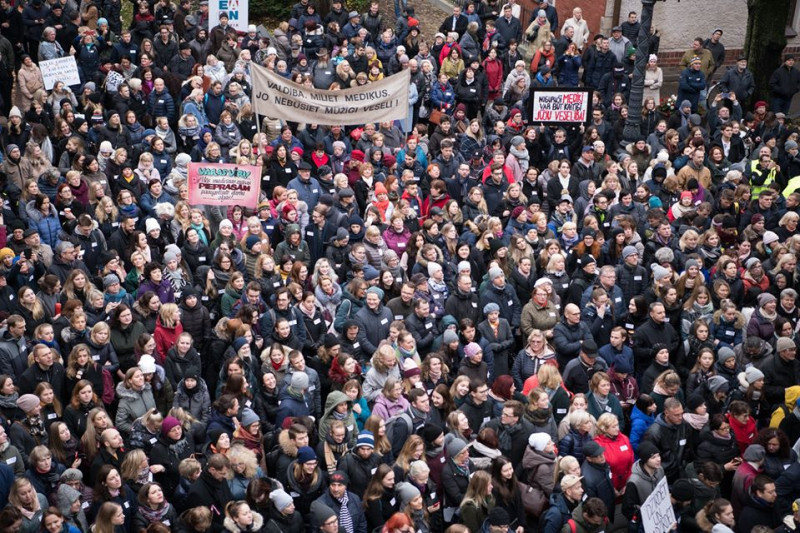 拉脫維亞數千名醫生、護士等聚集在首都里加國會大廈前，痛批國會議員計畫明年為本身加薪，卻背棄對醫護人員加薪的承諾。   圖：翻攝Latvijas Republikas Saeima臉書