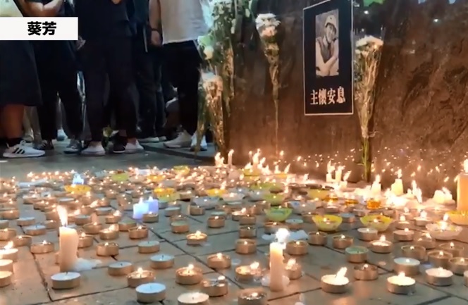 香港科技大學學生周梓樂今早傷重死亡，香港各地與台灣從下午到晚間舉行多場悼念會，均要求港府還原真相。   圖：翻攝RTHK臉書