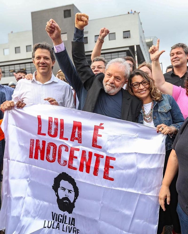 巴西聯邦最高法院11位大法官7日晚以6比5的票數推翻2016年針對二審定罪後入獄服刑的釋憲案，前總統魯拉（前中）獲釋。魯拉因洗錢與受賄罪被高等法院（三審法院）判處8年10個月20天有期徒刑，2018年4月開始服刑。   （圖取自facebook.com/Lula）