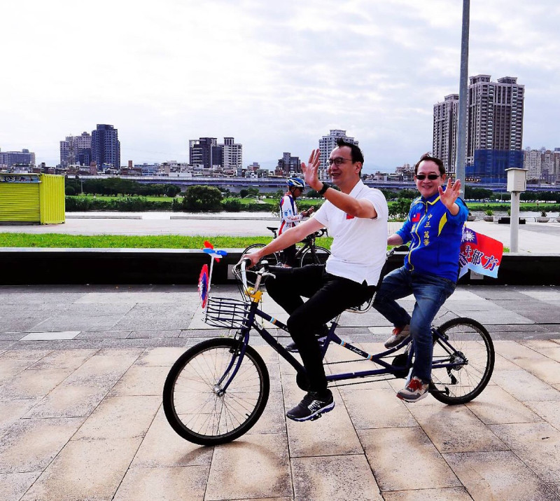 朱立倫和北市第5選區立委參選人林郁方一同到萬華參加親子單車漫遊活動。   圖：朱立倫辦公室/提供