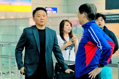 總教練洪一中(左)表示，預賽最後一場比賽有些跑壘問題，教練團會在抵日後叮嚀選手。   圖：中央社／提供