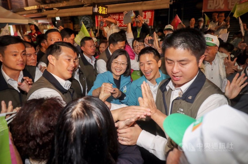 總統蔡英文（中）9日晚間至台北社子出席「蔡英文X何志偉後援總會」成立大會，與力拚連任的民進黨籍立委何志偉（中右）一同進場，受到民眾熱情歡迎。   圖／中央社