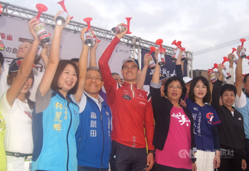 挪威三鐵選手艾登（中穿紅衣戴帽子）10日參加田中馬拉松活動，艾登為活動起跑鳴笛，也承諾等到東奧賽事結束，將再來台灣參加台灣的三鐵賽事。   圖/中央社