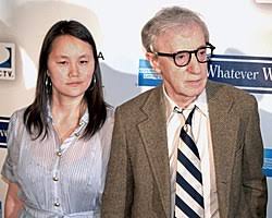 伍迪艾倫(右)被控性侵他的養女戴蘭法羅。   圖 : 翻攝自維基百科