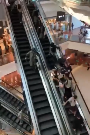 港警在手扶梯上持警棍毆打驅趕民眾   圖：擷取自Stand News 立場新聞臉書