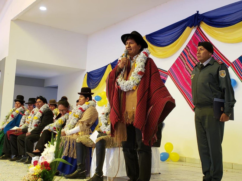 60歲的莫拉萊斯（右二）是玻利維亞的第1位原住民總統，原本備受愛戴，如今卻面臨眾叛親離，被迫下台。   圖：翻攝自莫拉萊斯推特