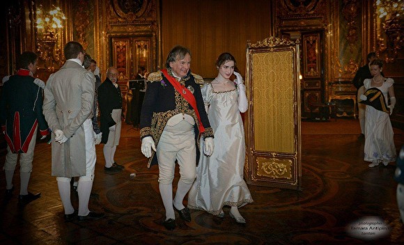 俄羅斯24歲女研究生耶斯琴科（右起）與專門研究拿破侖的學者索科洛夫陷入愛河，2人常扮古裝出席活動。   圖：翻攝自俄羅斯ZNAK網站