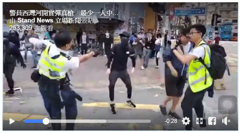 香港11日發起「三罷」，傳有港警街頭真槍實彈開3槍，2男子中彈倒地。   圖：翻攝Stand News立場新聞臉書