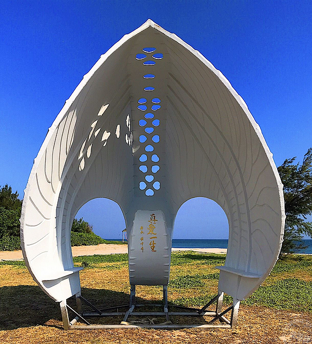 澎湖縣政府今年9月打造全台首座貝殼為主題的純白教堂裝置藝術，現又新增3座小型貝殼座椅，讓林投沙灘更加豐富。   圖：澎湖縣政府／提供