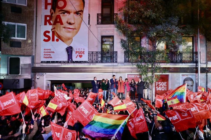 西班牙國會今年第2度改選，現任首相桑切斯的工人社會黨仍然拿下第一大黨，支持者興奮吶喊。   圖：翻攝自桑切斯推特