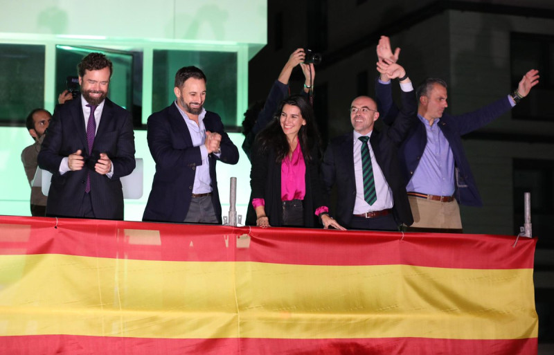 西班牙極右翼民聲黨晉升國會第3大黨，領導人阿巴斯卡爾（左二）與同志歡呼慶祝。   圖：翻攝自阿巴斯卡爾推特