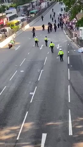 香港今日爆發多起警民衝突，港警為了壓制，騎著警車衝撞民眾，引起外界討論。   圖：翻攝自ＰＴＴ