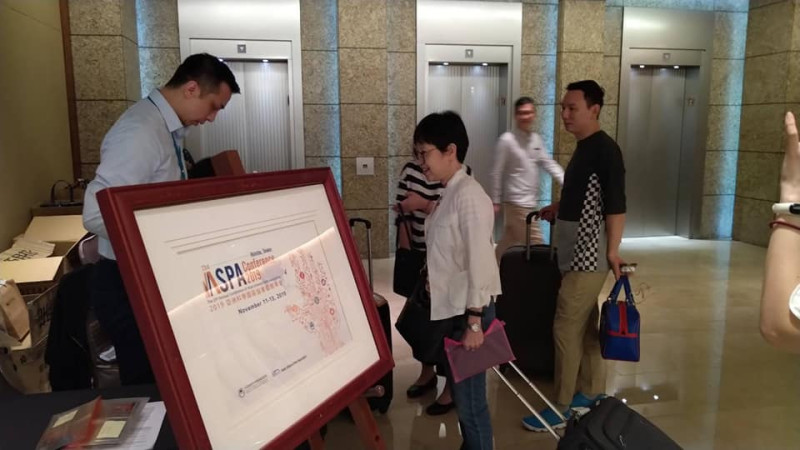 參加亞洲科學園區協會（ASPA）國際年會的訪賓抵達現場進行報到手續。   圖：截取自竹科大小事臉書