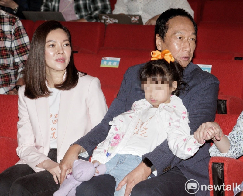 鴻海創辦人郭台銘愛妻曾馨瑩和小女兒QQ（郭曉嬡）一起參加照亮幸福的微光公益活動。   圖：張良一／攝