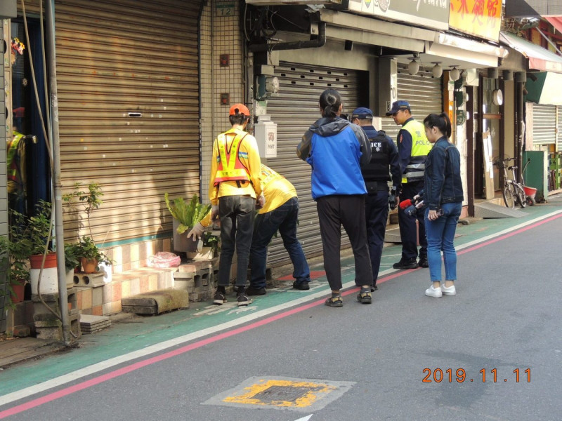 北市警表示，民眾若以私有物佔用道路以致影響交通，最高可處2400元罰鍰。   圖：台北市政府／提供