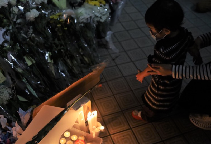 不少香港市民自發到尚德邨停車場悼念，現場擺滿鮮花、紙鶴，並點起蠟燭。   圖 : 翻攝自@godblesshk Instagram