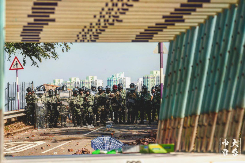 香港民眾今日號召「大三罷」發生諸多警民衝突事件，甚至連校園也淪陷成「戰場」。   圖 : 翻攝自中大學生電台