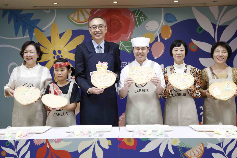 副市長謝政達（左三）與來賓一同體驗彩繪手工餅乾。    圖：新北市勞工局提供