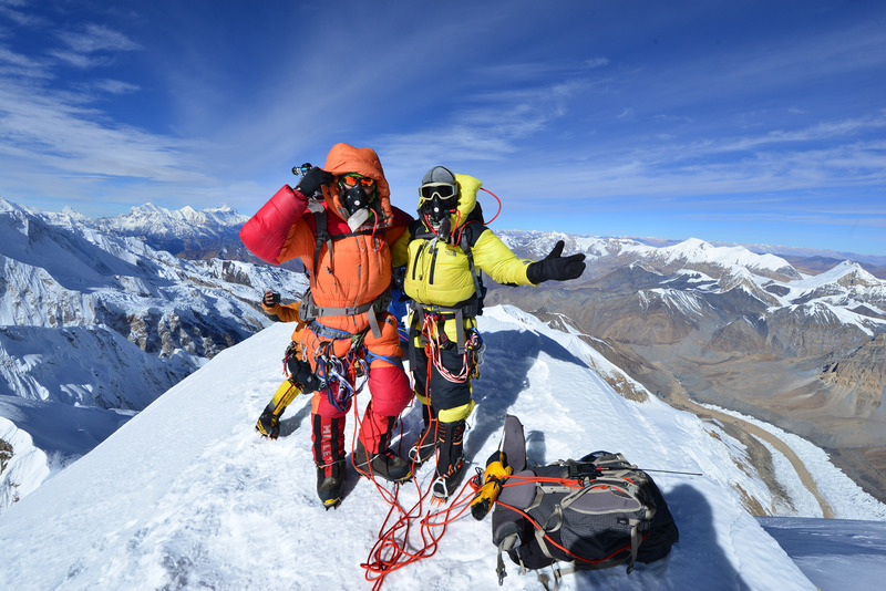 台灣素人登山家陳鴻耀（右）與蘇立成（左）10月29日上午成功登上位於尼泊爾、標高7126公尺的希姆隆峰，成為首組完攀的台灣組合。   圖：陳鴻耀/中央社提供