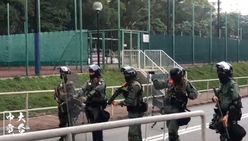 數名香港鎮暴警察持槍進入香港中文大學校園，遭到學生以各式路障阻止，雙方對峙。   圖：翻攝自香港中大校園電台臉書